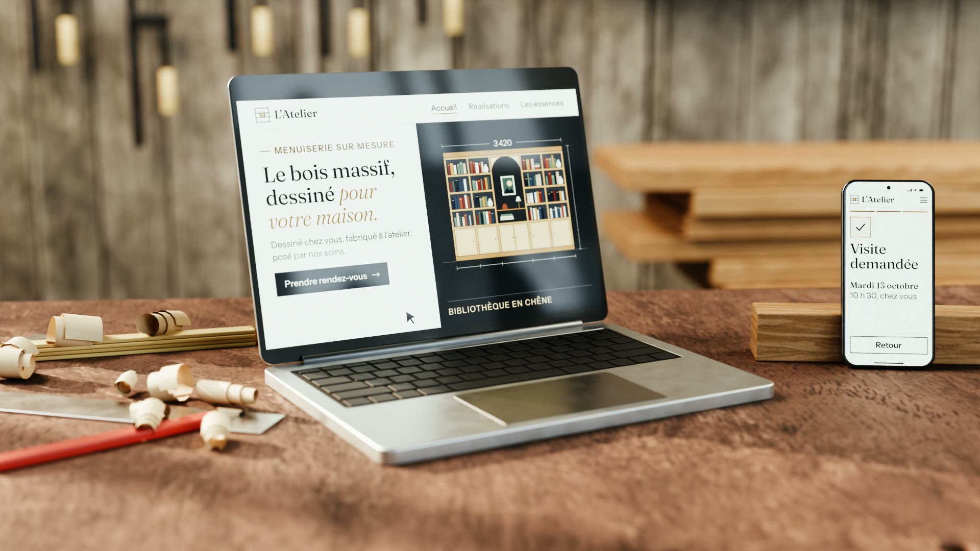 Sur l’établi d’un menuisier, un ordinateur portable ouvert sur le site de l’atelier et un téléphone sur la prise de rendez-vous.